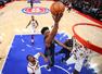 NBAピストンズ時代のスタンリー・ジョンソン(中央)=2018年、デトロイト(ゲッティ=共同)