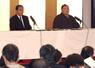 ２００３年１月、引退の記者会見に臨む横綱貴乃花（右）、父で師匠の二子山親方＝両国国技館