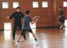母校の直江津東中学校で後輩たちを指導する新潟アルビレックスBBの五十嵐圭選手(左)=上越市安江