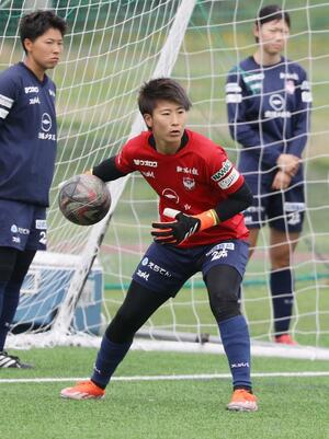 今季最終戦となるマイナビ仙台戦に向けて調整するGK平尾知佳=聖籠町