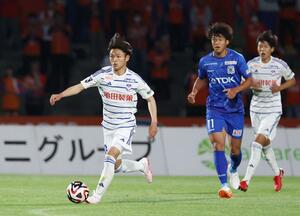 秋田－新潟　前半、プロ入り後初出場のＭＦ石山青空が攻める＝ソユスタ