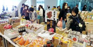 新潟ならではの商品が並んだ「にいがたマルシェ」=東京都江東区