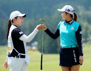 　第１日、ホールアウトし、キャディーの吉田弓美子（左）とタッチを交わす桜井心那。７アンダーで首位＝大箱根ＣＣ