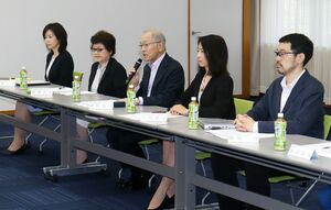 東電社長らに向かってあいさつする改善措置評価委員会の伊丹俊彦委員長(中央)=5月30日、柏崎刈羽原発