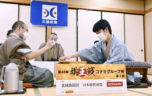 第48期棋王戦コナミグループ杯5番勝負第2局で渡辺明棋王(左)に勝利し、感想戦で笑顔を見せる藤井聡太五冠=2月18日、金沢市の北國新聞会館