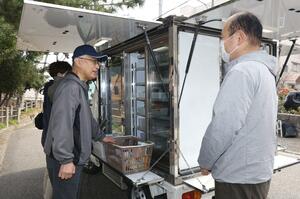 移動販売車「おれんじマート」で買い物をする常連客=新潟市中央区二葉町3(写真映像部・菊池雪那)