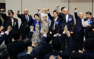 国民大集会でシュプレヒコールをする横田早紀江さん(中央)、拓也さんら=24日、東京都千代田区