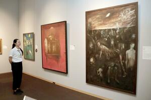 恐さや不気味さを感じる作品が並ぶ企画展=上越市本城町