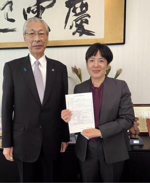 地域おこし協力隊に着任した田苗美樹さん(右)=新発田市役所