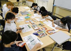 レモネードスタンドを紹介する紙芝居づくりに取り組む参加者=新潟市中央区