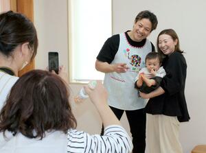 保育園を訪れ、園児と触れ合う全日本プロレスの潮﨑豪選手=三条市西大崎2