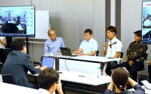 災害時の外国人支援を考えるセミナーで話し合う松元秀亮さん(奥左から2人目)と「マルカツ水産」の佐々木晶生社長(同3人目)ら=4日午後、盛岡市