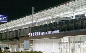 回送のため、岐阜羽島駅を出発する「こだま764号」の車両=20日深夜