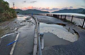 　水道管が破裂し、漏水が発生した現場＝２４日午前、沖縄県大宜味村（沖縄県企業局提供）