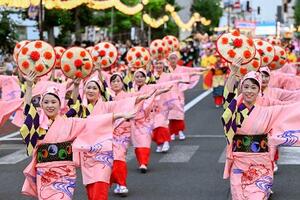 「山形花笠まつり」が開幕し、通りを練り歩く踊り手たち=5日午後、山形市