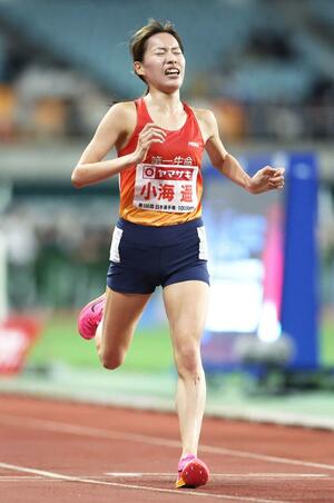 女子1万メートル決勝 2位でゴールした小海遥=静岡県袋井市(写真映像部・新井田悠)