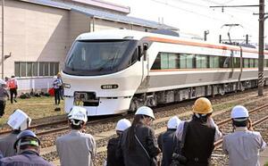 JR東海が公開した特急「しなの」向け新型車両「385系」=12日午後、愛知県春日井市