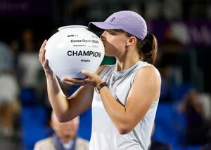 女子テニス韓国オープンのシングルス決勝で優勝したイガ・シフィオンテク=21日、ソウル(ロイター=共同)