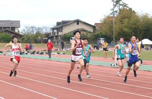 強風の中、力走する選手ら=佐渡市名古屋