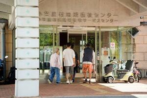 核ごみ最終処分場選定に関する説明会に参加する住民=14日午後、東京都小笠原村・父島