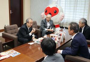 県産食材を使った新商品を試食する花角英世知事(左)=7月16日、県庁