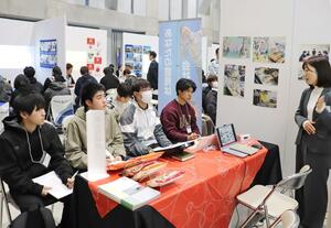 新潟工科大で開かれた「企業見学会」=柏崎市藤橋