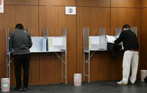 　衆院選の在外投票が始まり、韓国・ソウルの日本大使館で在外投票する有権者＝２８日（共同）