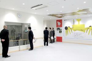 ごみの中間処理施設「クリーンセンターあがのがわ」の竣工式後に行われた施設見学=3日、五泉市清瀬