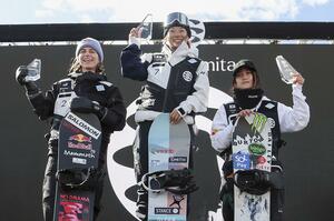 スノーボードHPの「ザ・スノーリーグ」第1戦、女子で優勝した冨田せな(中央)=アスペン(ゲッティ=共同)