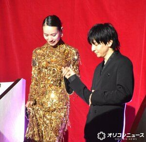 戸田恵梨香（左）をエスコートして登場した生田斗真（右） （C）ORICON NewS inc.