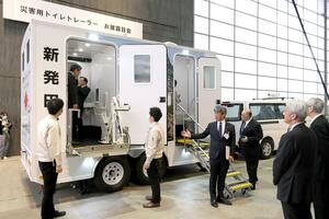 車で運び、被災地などで活用する「トイレトレーラー」=新発田市中央町3