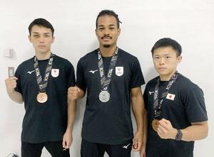 アマチュアボクシングの世界選手権から帰国した(左から)北本隼輔、岡沢セオン、牧野草子=16日、成田空港