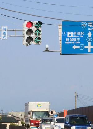 3方向に矢印が表示される時差式信号=新潟市江南区