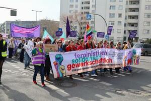 8日、ベルリンで行進する国際女性デーのデモ参加者(共同)