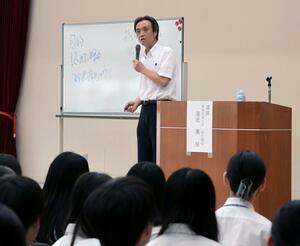 拉致問題について講演する蓮池薫さん=妙高市上町