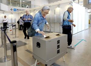 知事選の期日前投票をする有権者＝１５日、新潟市東区