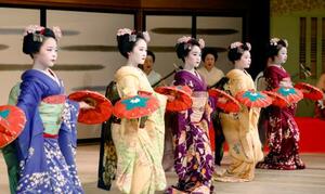 京舞井上流の公演「温習会」を前に、総仕上げの通し稽古「大ざらえ」で所作を確認する舞妓=30日午前、京都市東山区