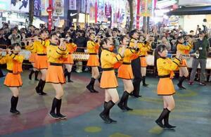 マーチングを披露する京都橘高の生徒ら=18日、台北市(共同)