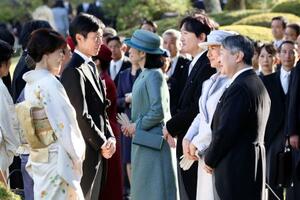 秋の園遊会で騎手の武豊さんと言葉を交わされる天皇、皇后両陛下=28日午後、東京・元赤坂の赤坂御苑(代表撮影)