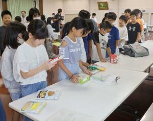 防災食について理解を深めた神山小の児童ら=阿賀野市山倉