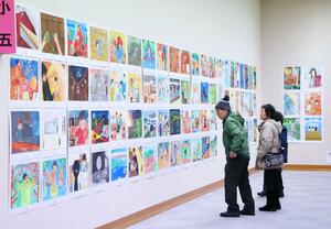 子どもたちの感性豊かな作品が並ぶ県中越教育美術展＝９日、長岡市学校町１