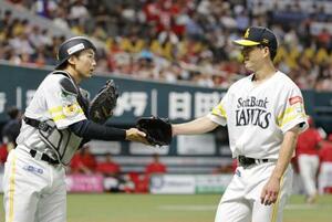 　５回を投げ終え、ベンチに戻るソフトバンク・大関。捕手山本祐＝みずほペイペイドーム