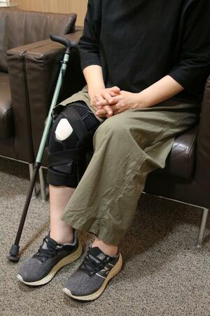 歩行中、任意保険に入っていない「無保険車」にひかれた女性。歩行には今もつえが欠かせない