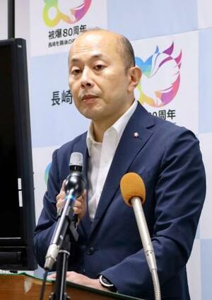 記者会見する長崎市の鈴木史朗市長=15日午後、長崎市役所