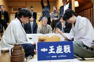 将棋の第73期王座戦5番勝負第5局で、藤井聡太六冠(右)を破った伊藤匠新王座=28日夜、甲府市