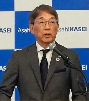 中期経営計画説明会で話す旭化成の工藤幸四郎社長=15日午前、東京都千代田区