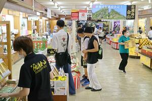 登録決定から間もない7月30日、「史跡佐渡金山」の売店は国内外から訪れた観光客でにぎわっていた=佐渡市相川地区