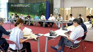 トキの野生復帰について官民、研究者らが話し合った総会=佐渡市新穂潟上