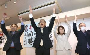 ３回目の当選を決め、万歳する高橋邦芳さん（左から２人目）＝６月１１日、村上市