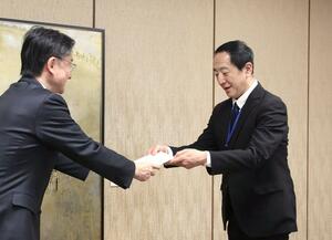 「見附みらいづくり最高戦略監」の委嘱を受けた髙橋丈晴さん(右)=見附市役所